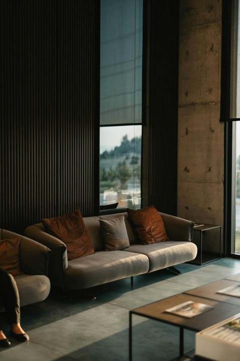 Sala ejecutiva con escritorio elevable